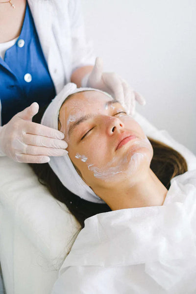 Wat doet een facial voor je huid? De wetenschap achter gezichtsbehandelingen